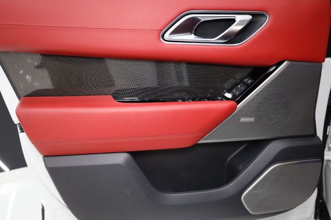 Подержанный Land Rover Range Rover Velar P550 I, 5.0 л, 2020 в Дубае от Sanam Cars Белый цвет. GCC | AUTO.AE