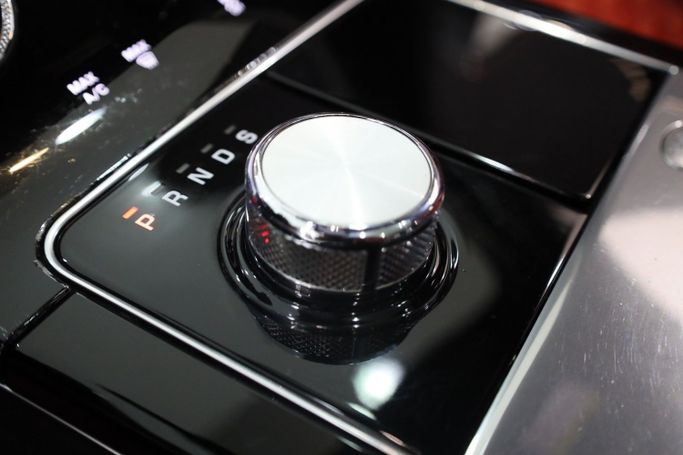 Подержанный Land Rover Range Rover Velar P550 I, 5.0 л, 2020 в Дубае от Sanam Cars Белый цвет. GCC | AUTO.AE