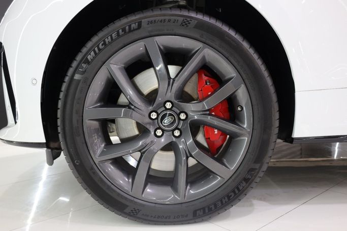 Подержанный Land Rover Range Rover Velar P550 I, 5.0 л, 2020 в Дубае от Sanam Cars Белый цвет. GCC | AUTO.AE