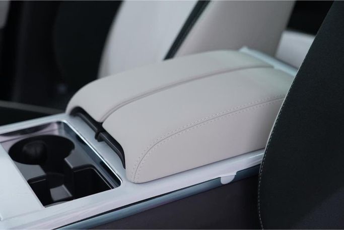 New Land Rover Range Rover Velar P250 I Facelift, 2.0 l, 2023 in Dubai by Oscar Motors, Black color. GCC Specs | AUTO.AE