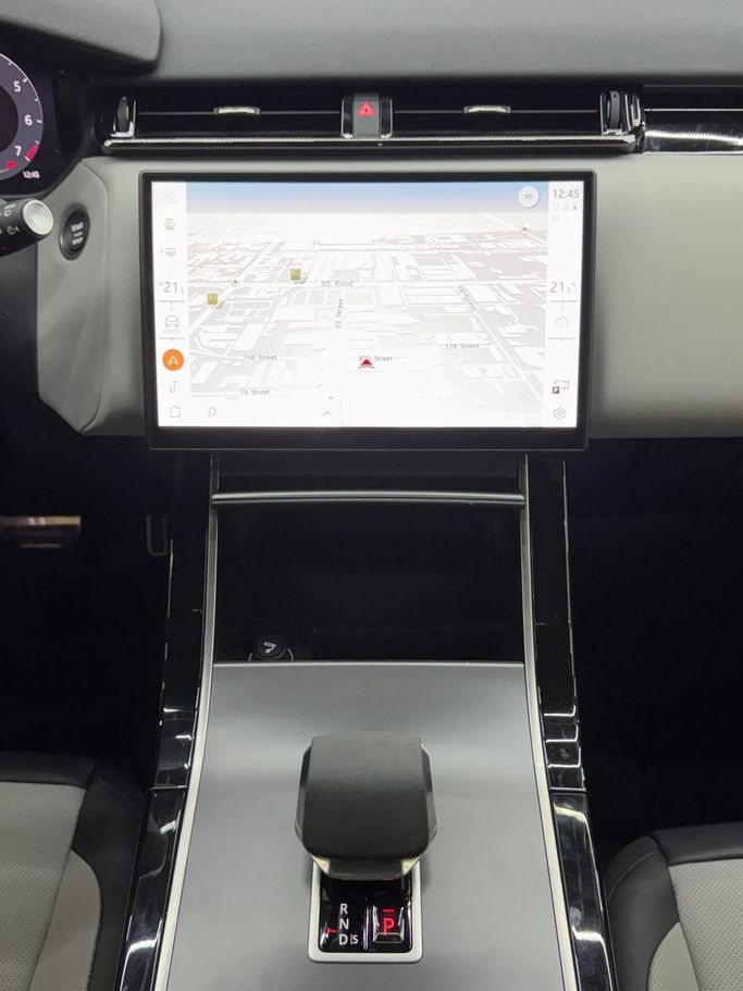 Подержанный Land Rover Range Rover Velar P250 I Рестайлинг, 2.0 л, 2024 в Дубае от Zeus Motors Серый цвет. GCC | AUTO.AE