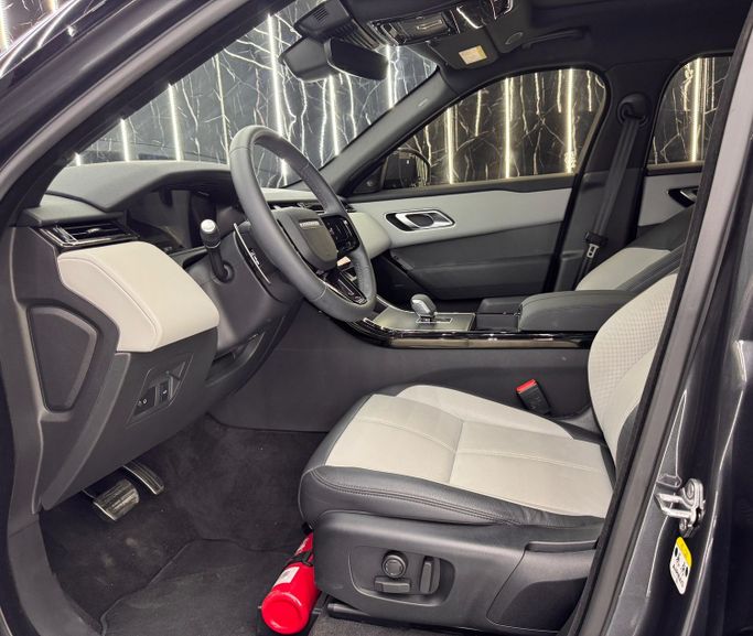 Подержанный Land Rover Range Rover Velar P250 I Рестайлинг, 2.0 л, 2024 в Дубае от Zeus Motors Серый цвет. GCC | AUTO.AE