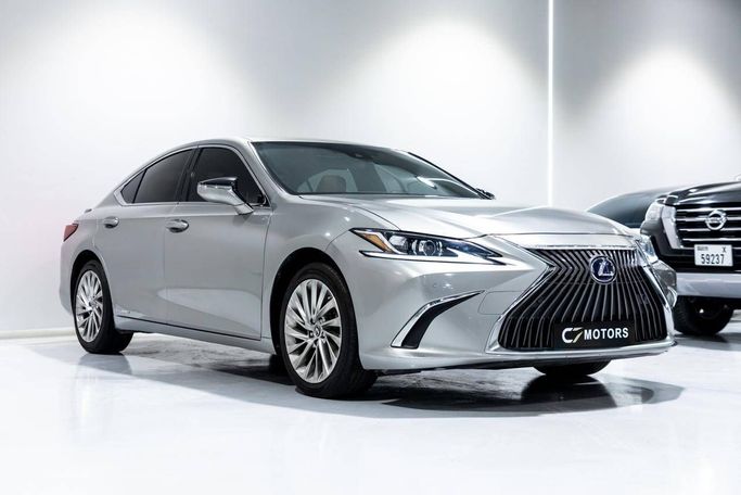 Подержанный Lexus ES 300h VII, 2.5 л, 2021 в Дубае от C7 Motors Серебристый цвет. Корейская | AUTO.AE