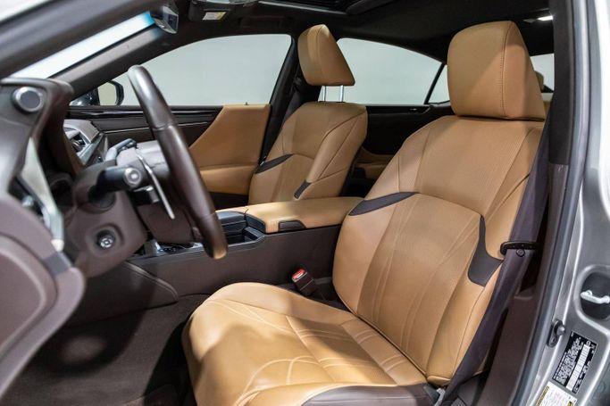 Подержанный Lexus ES 300h VII, 2.5 л, 2021 в Дубае от C7 Motors Серебристый цвет. Корейская | AUTO.AE