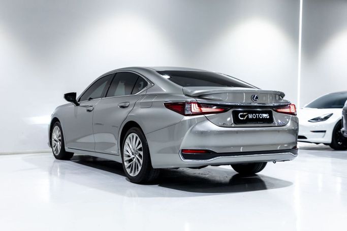 Подержанный Lexus ES 300h VII, 2.5 л, 2021 в Дубае от C7 Motors Серебристый цвет. Корейская | AUTO.AE