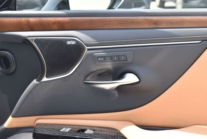 Новый Lexus ES 350 VII Рестайлинг, 3.5 л, 2024 в Дубае от Mohamed Hakim Motors Белый цвет. GCC | AUTO.AE