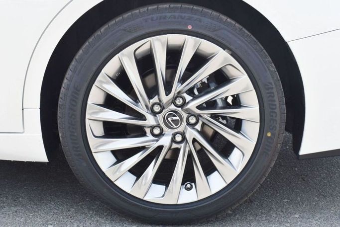 Новый Lexus ES 350 VII Рестайлинг, 3.5 л, 2024 в Дубае от Mohamed Hakim Motors Белый цвет. GCC | AUTO.AE