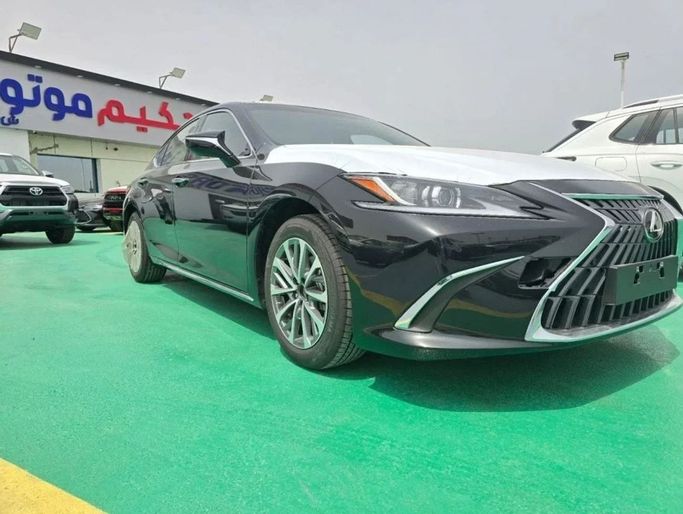 Новый Lexus ES 300h VII Рестайлинг, 2.5 л, 2024 в Дубае от Mohamed Hakim Motors Черный цвет. GCC | AUTO.AE