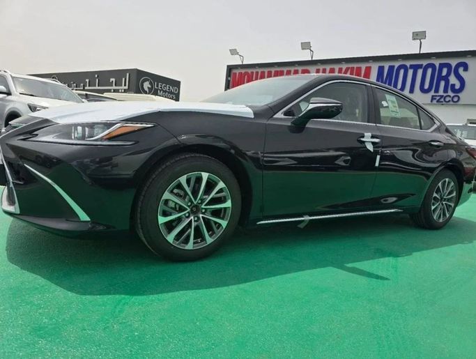Новый Lexus ES 300h VII Рестайлинг, 2.5 л, 2024 в Дубае от Mohamed Hakim Motors Черный цвет. GCC | AUTO.AE