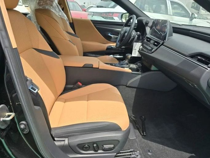 Новый Lexus ES 300h VII Рестайлинг, 2.5 л, 2024 в Дубае от Mohamed Hakim Motors Черный цвет. GCC | AUTO.AE