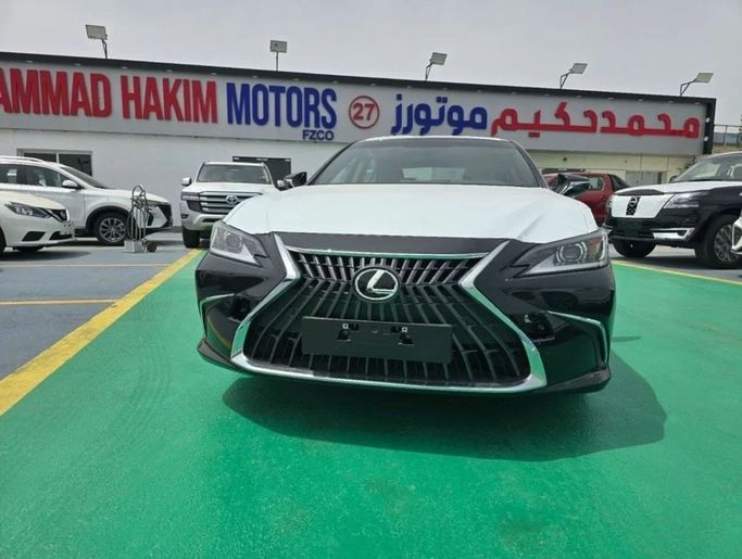Новый Lexus ES 300h VII Рестайлинг, 2.5 л, 2024 в Дубае от Mohamed Hakim Motors Черный цвет. GCC | AUTO.AE