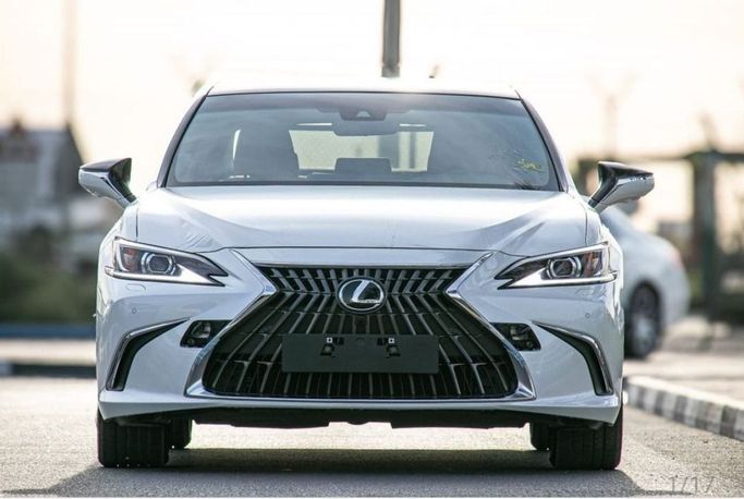 New Lexus ES 350 VII Facelift, 3.5 l, 2024 in Dubai by Mohamed Hakim Motors, White color. GCC Specs | AUTO.AE