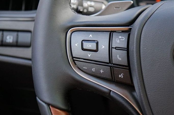 New Lexus ES 350 VII Facelift, 3.5 l, 2024 in Dubai by Mohamed Hakim Motors, White color. GCC Specs | AUTO.AE