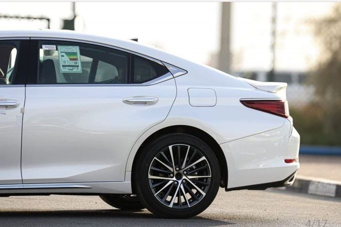 New Lexus ES 350 VII Facelift, 3.5 l, 2024 in Dubai by Mohamed Hakim Motors, White color. GCC Specs | AUTO.AE