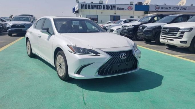 Новый Lexus ES 300h VII Рестайлинг, 2.5 л, 2024 в Дубае от Mohamed Hakim Motors Белый цвет. GCC | AUTO.AE