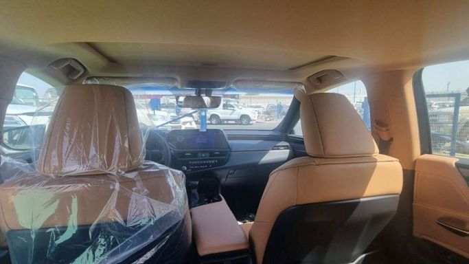 Новый Lexus ES 300h VII Рестайлинг, 2.5 л, 2024 в Дубае от Mohamed Hakim Motors Белый цвет. GCC | AUTO.AE