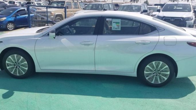 Новый Lexus ES 300h VII Рестайлинг, 2.5 л, 2024 в Дубае от Mohamed Hakim Motors Белый цвет. GCC | AUTO.AE