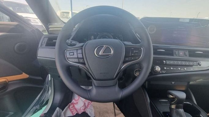 Новый Lexus ES 300h VII Рестайлинг, 2.5 л, 2024 в Дубае от Mohamed Hakim Motors Белый цвет. GCC | AUTO.AE