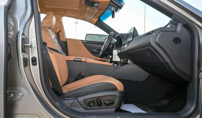 New Lexus ES 300h VII Facelift 2, 2.5 l, 2024 in Dubai by F7 Motors, Silver color. GCC Specs | AUTO.AE