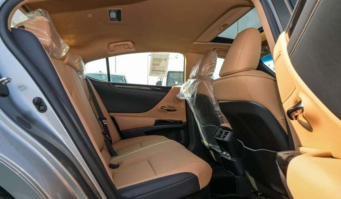 New Lexus ES 300h VII Facelift 2, 2.5 l, 2024 in Dubai by F7 Motors, Silver color. GCC Specs | AUTO.AE