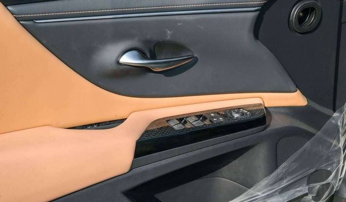 New Lexus ES 300h VII Facelift 2, 2.5 l, 2024 in Dubai by F7 Motors, Silver color. GCC Specs | AUTO.AE