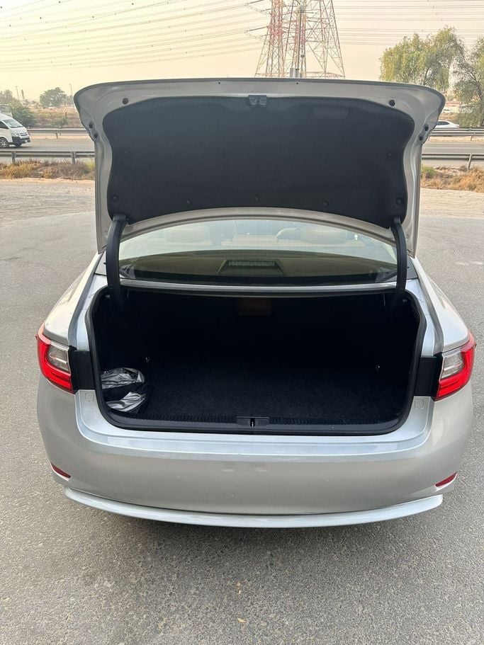 Подержанный Lexus ES 350 VI Рестайлинг, 3.5 л, 2018 в Дубае от Alzahiah Cars Серебристый цвет. GCC | AUTO.AE