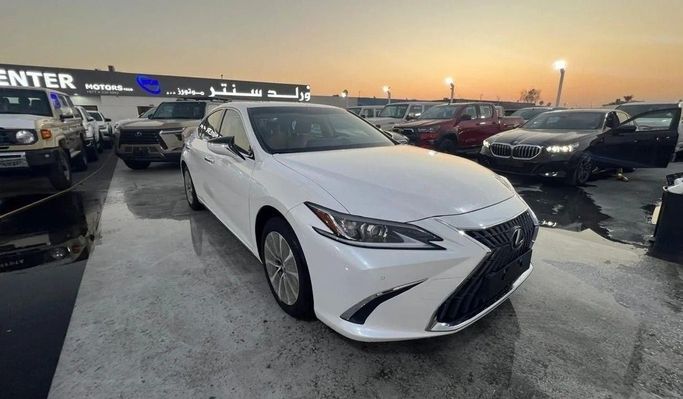 Новый Lexus ES 300h VII Рестайлинг, 2.5 л, 2024 в Дубае от World Center Motors FZE Белый цвет. GCC | AUTO.AE
