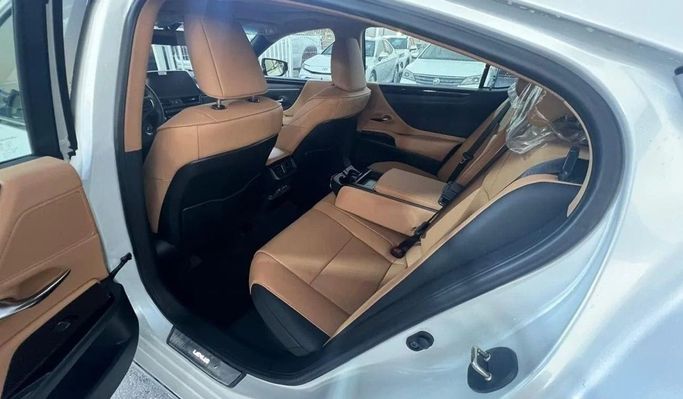 Новый Lexus ES 300h VII Рестайлинг, 2.5 л, 2024 в Дубае от World Center Motors FZE Белый цвет. GCC | AUTO.AE