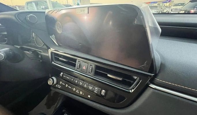 Новый Lexus ES 300h VII Рестайлинг, 2.5 л, 2024 в Дубае от World Center Motors FZE Белый цвет. GCC | AUTO.AE