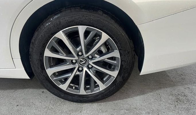 Новый Lexus ES 300h VII Рестайлинг, 2.5 л, 2024 в Дубае от World Center Motors FZE Белый цвет. GCC | AUTO.AE