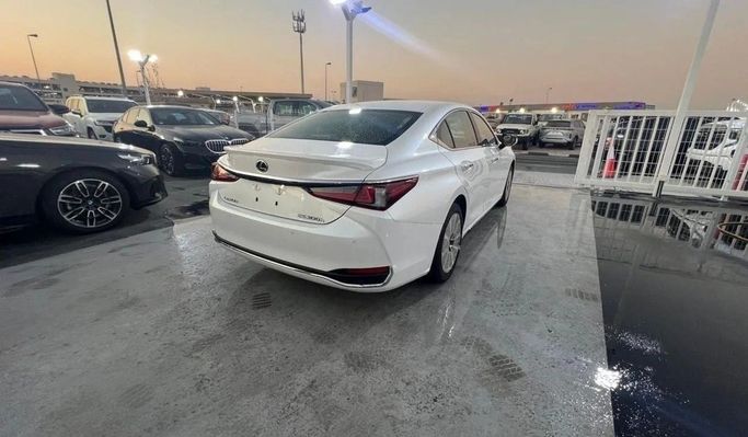 Новый Lexus ES 300h VII Рестайлинг, 2.5 л, 2024 в Дубае от World Center Motors FZE Белый цвет. GCC | AUTO.AE