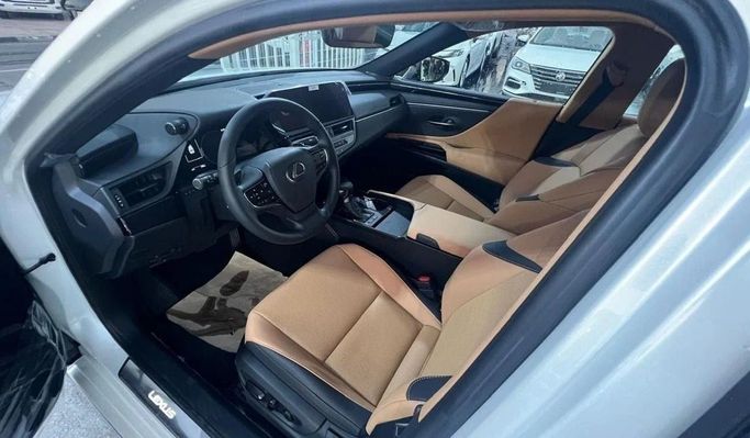 Новый Lexus ES 300h VII Рестайлинг, 2.5 л, 2024 в Дубае от World Center Motors FZE Белый цвет. GCC | AUTO.AE
