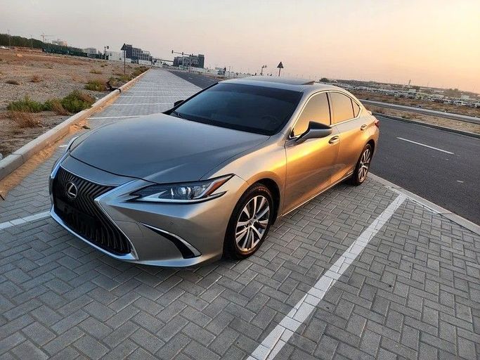 Подержанный Lexus ES 300h VII, 2.5 л, 2019 в Дубае от Abdo Al Muthanna Used Cars Серый цвет. GCC | AUTO.AE