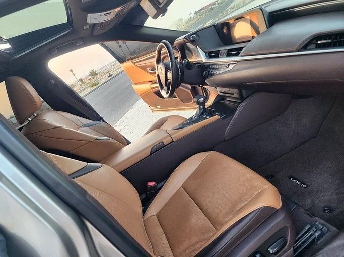 Подержанный Lexus ES 300h VII, 2.5 л, 2019 в Дубае от Abdo Al Muthanna Used Cars Серый цвет. GCC | AUTO.AE