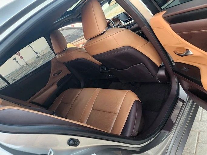 Подержанный Lexus ES 300h VII, 2.5 л, 2019 в Дубае от Abdo Al Muthanna Used Cars Серый цвет. GCC | AUTO.AE