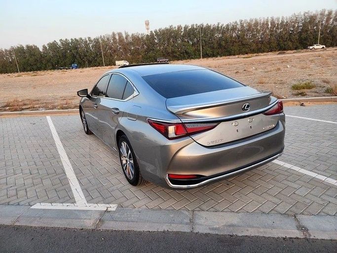 Подержанный Lexus ES 300h VII, 2.5 л, 2019 в Дубае от Abdo Al Muthanna Used Cars Серый цвет. GCC | AUTO.AE