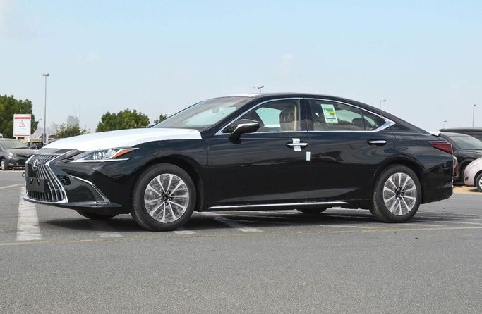 جديدة Lexus ES 300h ثامناً, 2.5 l, 2025 في في دبي من White motors FZE، اللون أسود. مواصفات الخليج | AUTO.AE