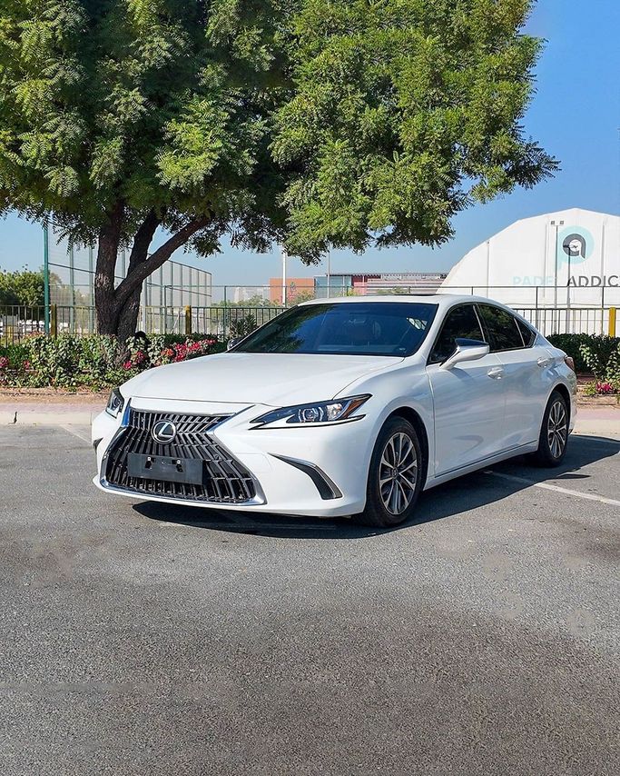 Подержанный Lexus ES 350 VII Рестайлинг, 3.5 л, 2022 в Дубае от Tamilan Specialized Vehicles Trading LLC Белый цвет.  | AUTO.AE