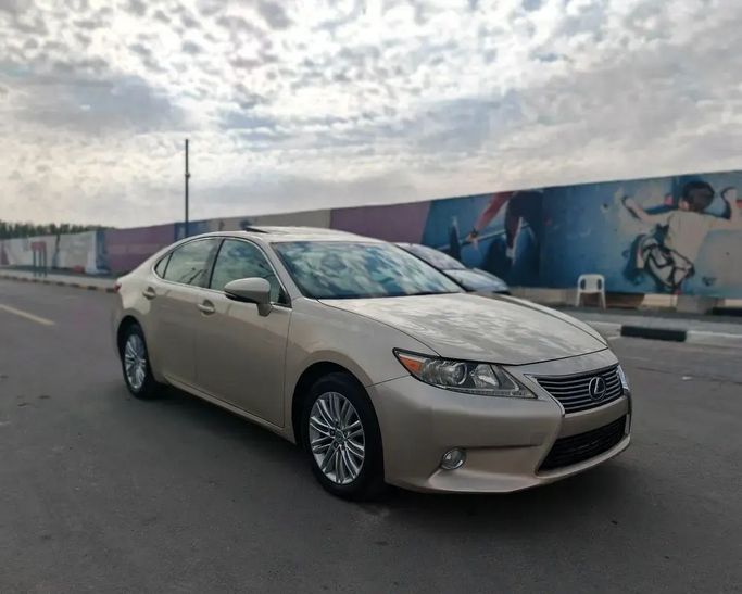Used Lexus ES 350 VI, 3.5 l, 2013 in Dubai by Shams Al Sabah Used Cars, Golden color. American Specs | AUTO.AE