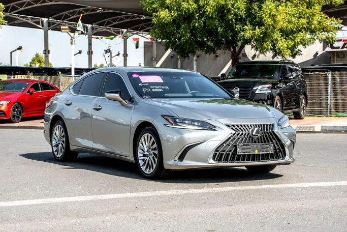 مستعملة Lexus ES 300h فيس ليفت السابع, 2.5 l, 2023 في في دبي من RIVER AUTO FZCO، اللون فضي. المواصفات الكورية | AUTO.AE