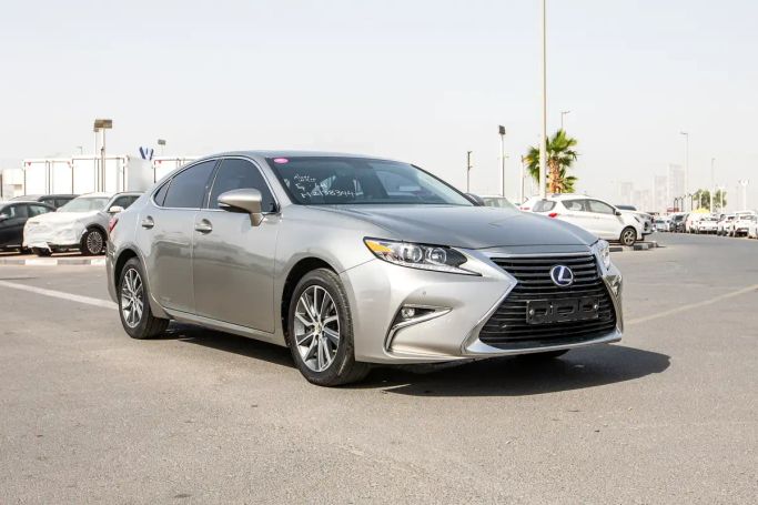 Used Lexus ES 300h VI Facelift, 2.5 l, 2017 in Dubai by RIVER AUTO FZCO, Silver color. Korean Specs | AUTO.AE