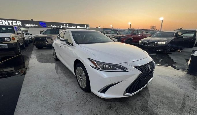 New Lexus ES 300h VII (XZ10) Facelift, 2.5 l, 2024 in Dubai by World Center Motors FZE, White color. GCC Specs | AUTO.AE | Listing #267561