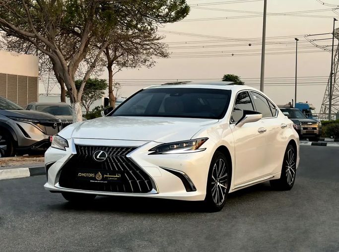 Used Lexus ES 350 VII (XZ10) Facelift 2, 3.5 l, 2025 in UAE, Dubai by Q Motors, White color. GCC Specs | AUTO.AE | Listing #282512