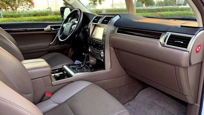 Used Lexus GX 460 II Facelift, 4.6 l, 2018 in Dubai by Q Motors, White color. GCC Specs | AUTO.AE