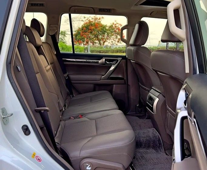 Подержанный Lexus GX 460 II Рестайлинг, 4.6 л, 2018 в Дубае от Q Motors Белый цвет. GCC | AUTO.AE