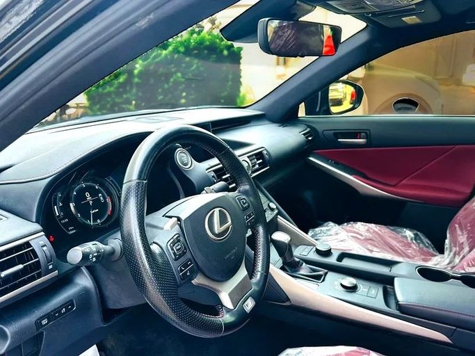 Подержанный Lexus IS 300 III Рестайлинг, 3.5 л, 2020 в Дубае от Andaleeb Cars Черный цвет. Американская | AUTO.AE