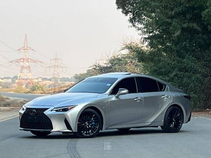 Подержанный Lexus IS 300 III Рестайлинг 2, 2.0 л, 2023 в Дубае от Prestige motors Серебристый цвет. Американская | AUTO.AE