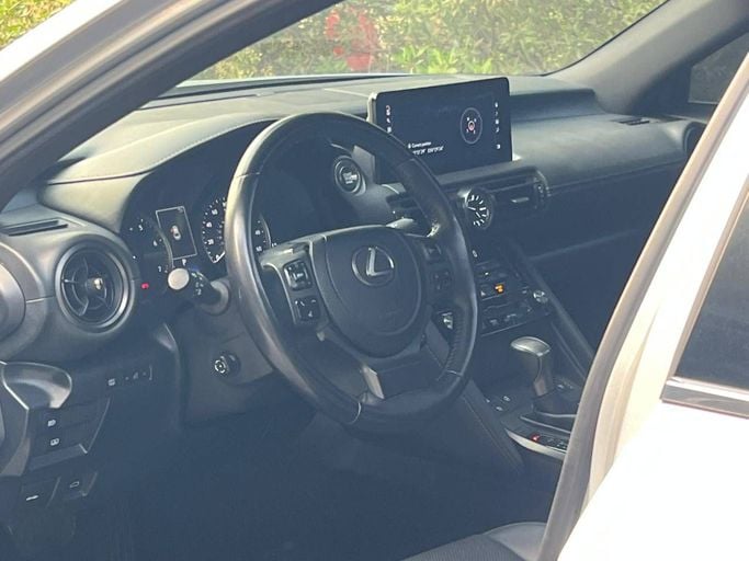 Подержанный Lexus IS 300 III Рестайлинг 2, 2.0 л, 2023 в Дубае от Prestige motors Серебристый цвет. Американская | AUTO.AE