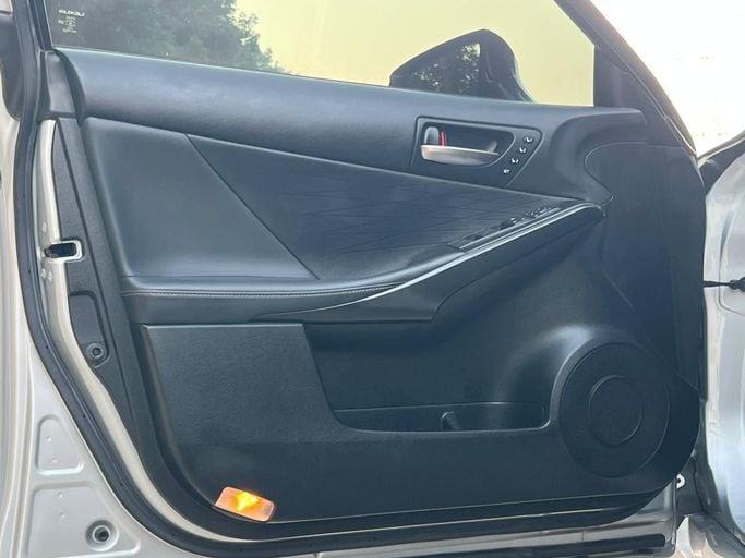 Подержанный Lexus IS 300 III Рестайлинг 2, 2.0 л, 2023 в Дубае от Prestige motors Серебристый цвет. Американская | AUTO.AE