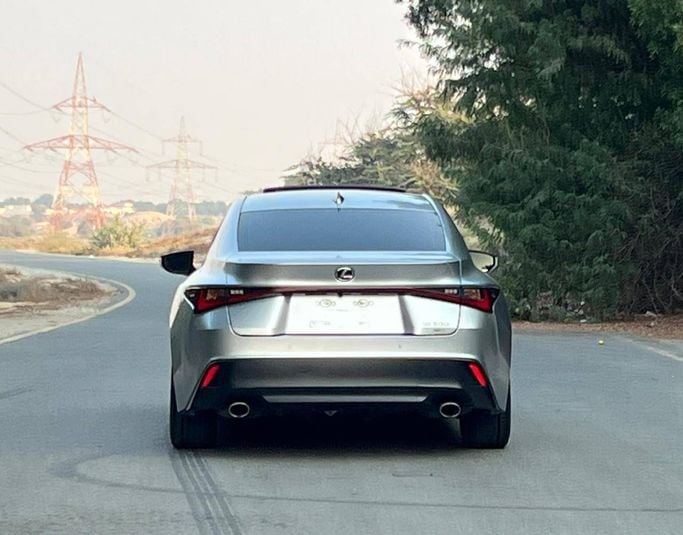 Подержанный Lexus IS 300 III Рестайлинг 2, 2.0 л, 2023 в Дубае от Prestige motors Серебристый цвет. Американская | AUTO.AE